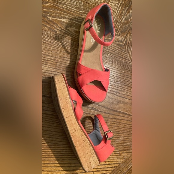 TOMS Pre-Owned Women’s Harper cork low platform wedge Coral sandals Size 7.5 - Picture 5 of 11